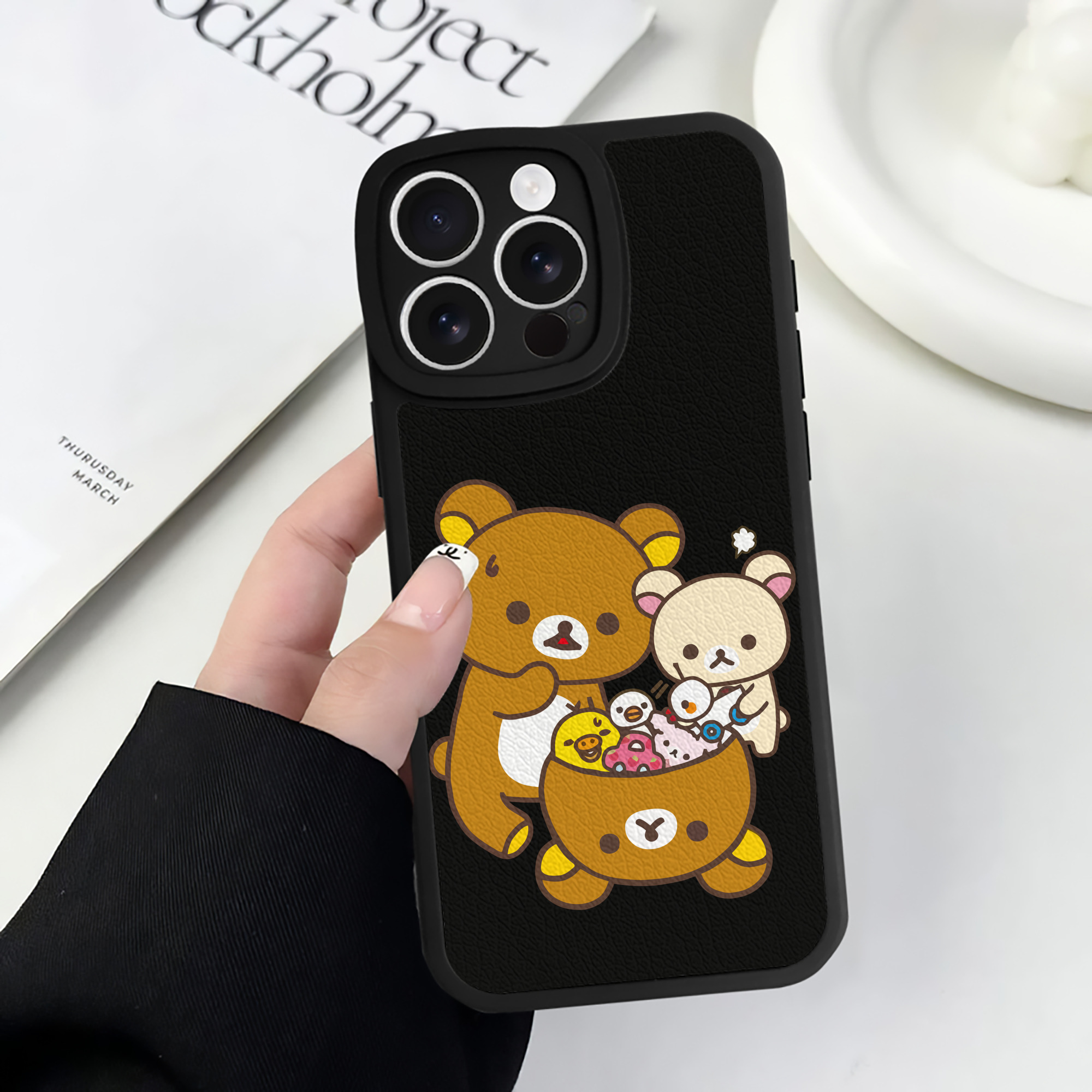 （画像用） リラックマ リラックマ キイロイトリ Rilakkuma Korilakkuma Kiiroitori 【iPhone 16シリーズ対応】シリコンスマホケース（レザー調） 材質：シリコン